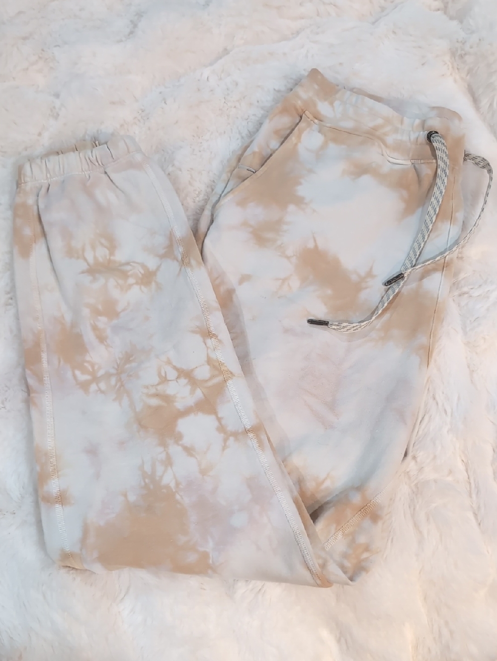 Vuori Tie-Dye Beige + White Joggers. Xs